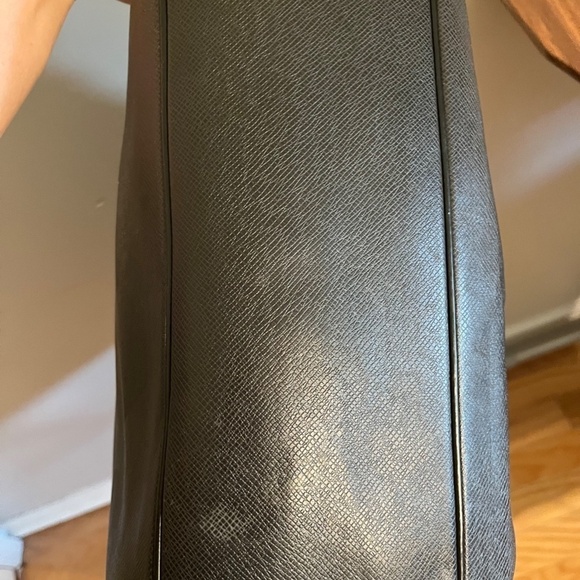 Louis Vuitton Taiga Messenger Bag Black Crossbody Old Money Luxury Maximalist - Picture 14 of 16